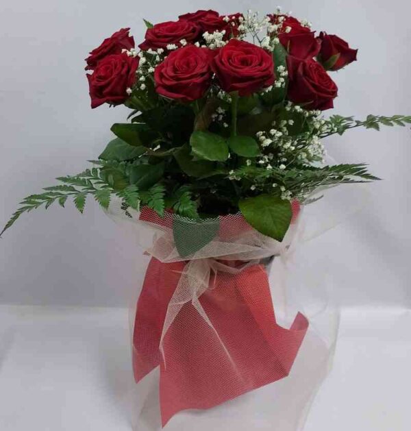 Bouquet of 10 Roses 40cm high with greenery