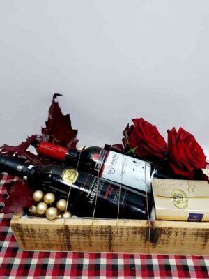 Μίνιμαλ ξύλινο κουτί με 2 κόκκινα κρασιά,λουλούδια,σοκολατάκια ΄΄leonidas''