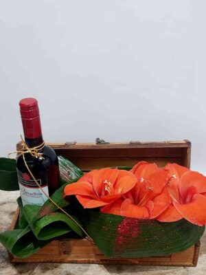 Ξύλινο όμορφο μπαουλάκι,περιέχει κόκκινο κρασί, και τα σπάνια λουλούδια αμαριλλύδες
