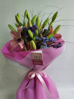 ΄΄Σταχτοπούτα”,Μπουκέτο με υπέροχα ροζ λίλιουμ, αμάραντα λουλούδια και πρασινάδα γκρας.