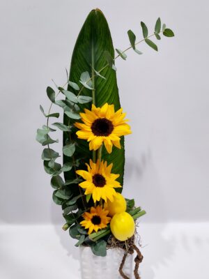 Χαρούμενη μοντέρνα σύνθεση με εξωτικά λουλούδια και τα αγαπημένα σε όλους λεμόνια!