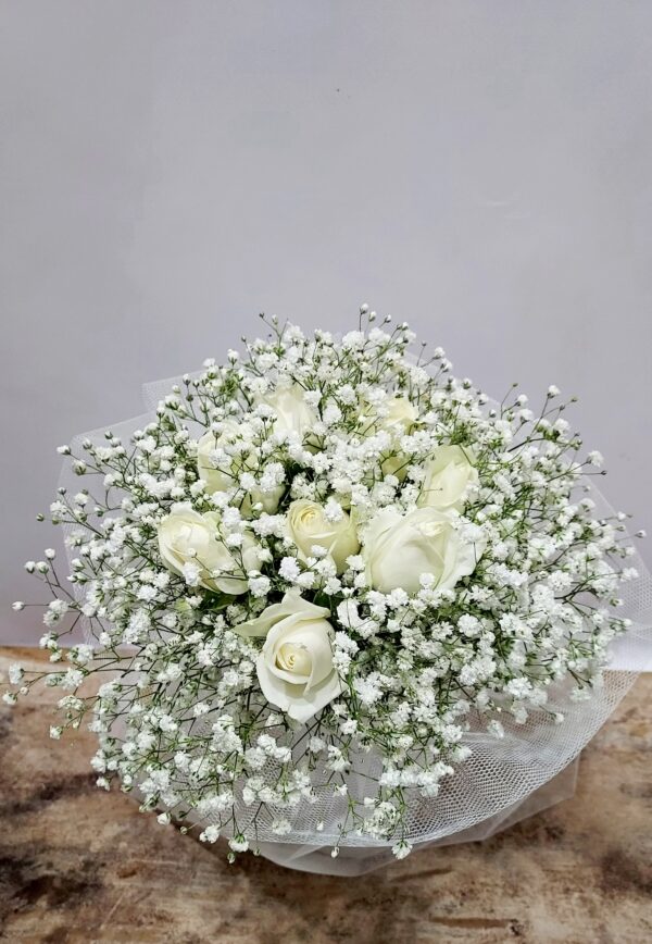 Νυφικό μπουκέτο  με 10 λευκά τριαντάφυλλα και πλούσιο γυψόφυλλο για πολιτικό αλλά και θρησκευτικό γάμο