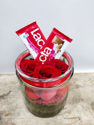Ένα υπέροχο δώρο αγάπης με 3 τριαντάφυλλα εισαγωγής, 2 σοκολάτες lacta, σε γυάλα κύλινδρο