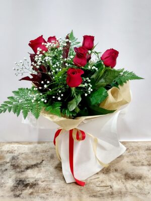 Μπουκέτο με 6 κόκκινα τριαντάφυλλα για τον\την αγαπημένη σας