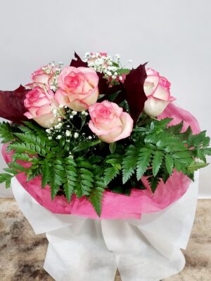 “Obvious joy”, romantic bouquet with 7 beautiful roses in shades of pink