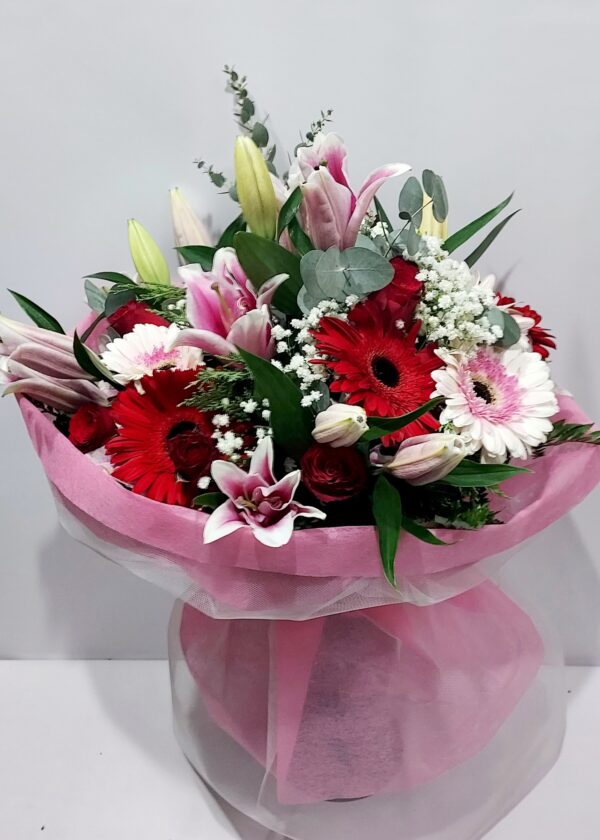 Εντυπωσιακό χαρούμενο μπουκέτο με ποικιλία όμορφων λουλουδιών και χρωμάτων,για κάθε περίσταση