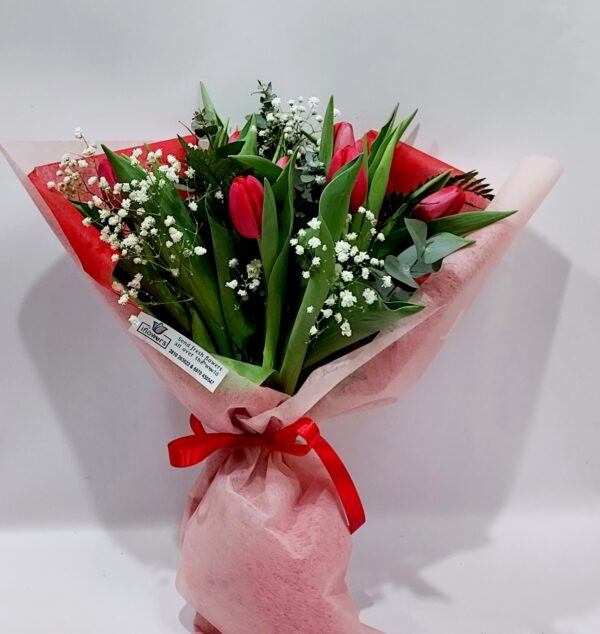 Ρομαντικό μπουκέτο με 10 υπέροχες κόκκινες τουλίπες και φυλλώματα
