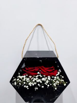 Ιδιαίτερο κουτί κράφτ με σχοινένια λαβή, με κόκκινα τριαντάφυλλα και γυψοφύλλη