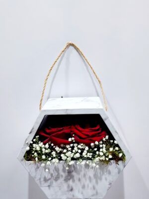 Ξεχωριστό κραφτ λευκό κουτί με σχοινένια λαβή, νερά μαρμάρου, και κόκκινα τριαντάφυλλα με γυψοφύλλη