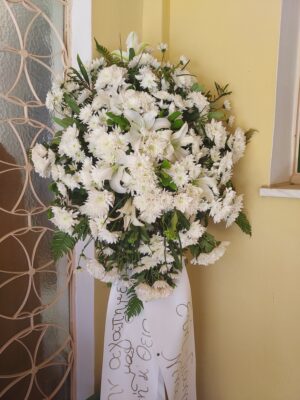 Στεφάνι κηδείας με λευκά λουλούδια.