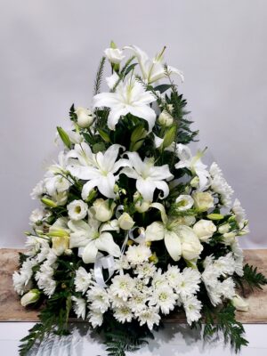 Ανθοσύνθεση με λευκά λουλούδια για μνημόσυνο για την εκκλησία.