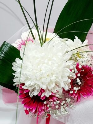Ρομαντικό μπουκέτο με όμορφα λουλούδια και χρώματα