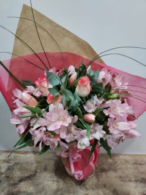 Ρομαντικό μπουκέτο με γλυκά χρώματα και λουλούδια