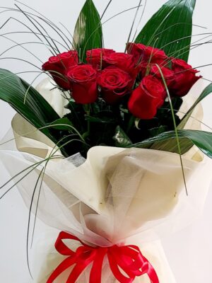 Eντυπωσιακό μπουκέτο με 12 κόκκινα τριαντάφυλλα ΄΄Ρόδος”,60 εκ. ΄υψος και όμορφα φυλλώματα
