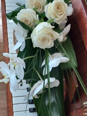 Ένα όμορφο ιδιαίτερο μπουκέτο με ορχιδέα φαλαίνoψις, λευκά τριαντάφυλλα και όμορφα φυλλώματα