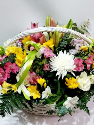 Εντυπωσιακό στρογγυλό καλάθι με διάφορα λουλούδια εποχής