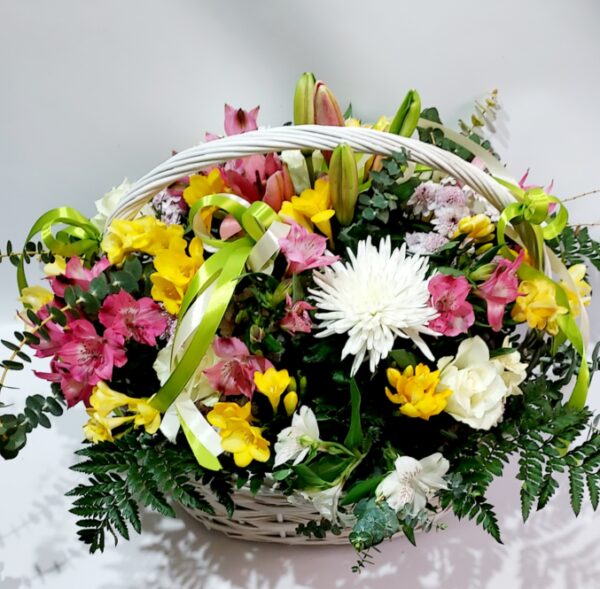 Εντυπωσιακό στρογγυλό καλάθι με διάφορα λουλούδια εποχής