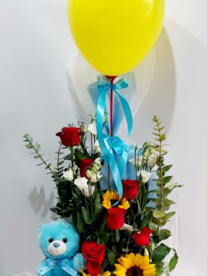 Εντυπωσιακή σύνθεση σε καλάθι με φρέσκα λουλούδια για γέννηση αγοριού