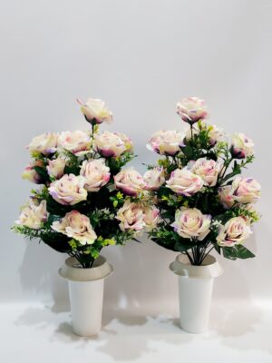 Σύνθεση για μνήμα με τεχνητά τριαντάφυλλα όμορφων χρωμάτων