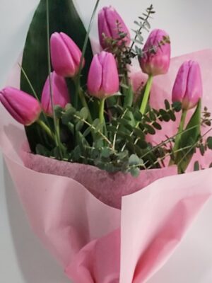 Ρομαντικό μπουκέτο με 7 όμορφες ροζ τουλίπες και ξεχωριστά φυλλώματα