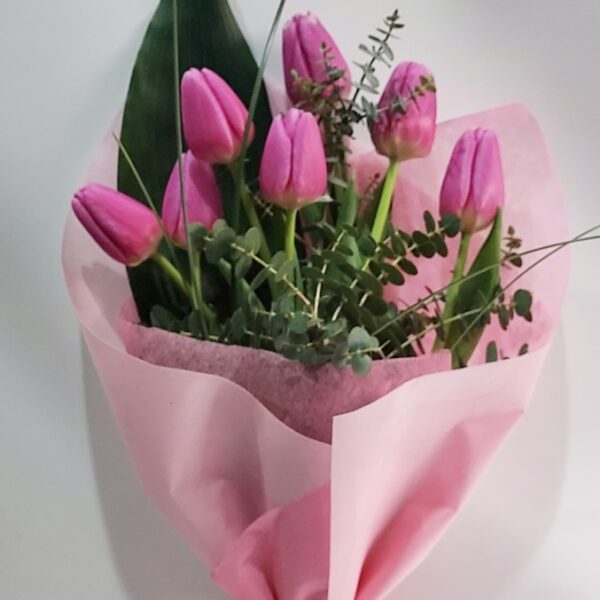 Ρομαντικό μπουκέτο με 7 όμορφες ροζ τουλίπες και ξεχωριστά φυλλώματα