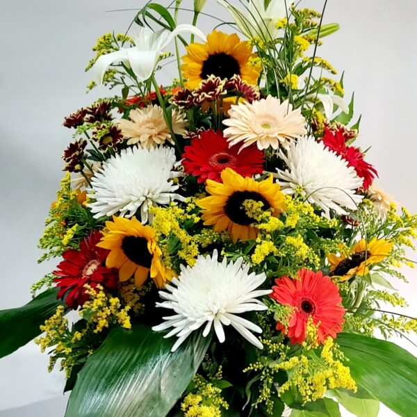 Impressive composition 70 cm high and 40 cm wide with a variety of beautiful colors and impressive flowers