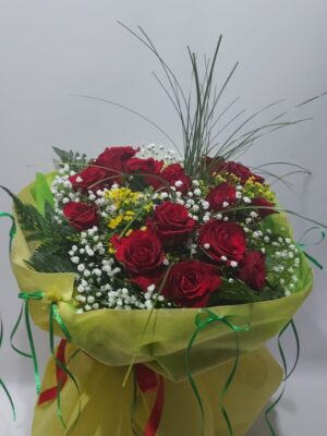 Μπουκέτο αγάπης με 15 όμορφα κόκκινα τριαντάφυλλα