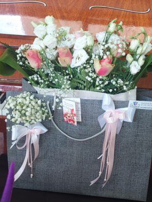 Σύνθεση σε συσκευασία τσάντας,με φρέσκα λουλούδια γάμου η αρραβώνα