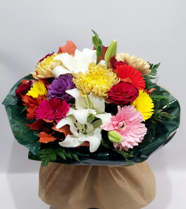 Πλούσιο χρωματιστό μπουκέτο με διάφορα λουλούδια και διάφορα όμορφα χρώματα