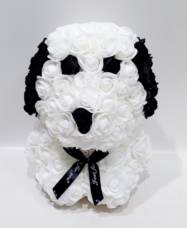 Σκυλάκι με τεχνητά λουλούδια foam σε άσπρο-μαύρο μέσα σε διάφανο κουτί,διάσταση 28χ17 εκ.