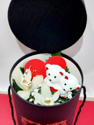 Πολυτελές κυλινδρικό κραφτ κουτί ”for ever love you” σε 3 χρωματισμούς με κορδόνι για να κρατιέται, μαύρο-κόκκινο-λευκό,ορχιδέες συμπίντιουμ,αρκουδάκια μικρά,καρδούλα