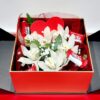 Όμορφο μακρόστενο κόκκινο κουτί με διαφανή πρόσοψη για να φαίνεται το είδος του λουλουδιού,34χ10 εκ.