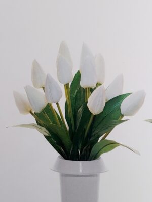 Όμορφη σύνθεση με λευκές υφασμάτινες τουλίπες σε λευκό χρώμα με το εντυπωσιακό λευκό τους φύλλωμα,40χ25 εκ.