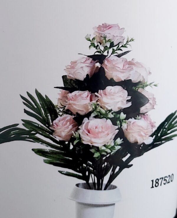 Εντυπωσιακή τεχνητή υφασμάτινη σύνθεση με απαλό ροζ τριαντάφυλλα και φοινικοειδή φύλλα 45χ30εκ.1