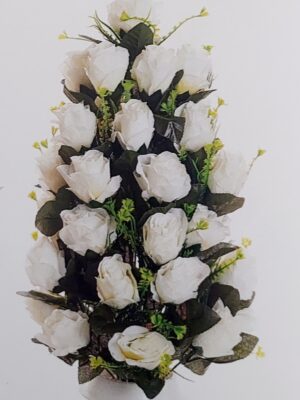 Εντυπωσιακή σύνθεση με τεχνητά λευκά τριαντάφυλλα, και πρασινάδες 65χ25 εκ.