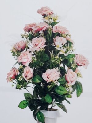 Σύνθεση με τεχνητά τριαντάφυλλα σε ροζ απαλό χρώμα και λευκά αγριολούλουδα,45χ30 εκ.