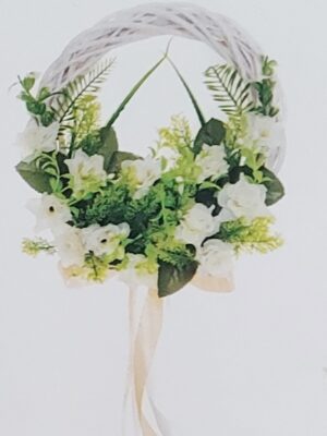 Ρομαντικό στεφάνι με τεχνητά λουλούδια σε λευκό σκελετό από μπαμπού 25 εκ.
