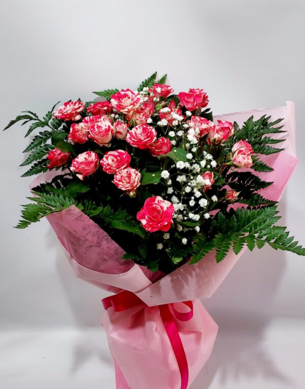 Όμορφο ρομαντικό μπουκέτο με 8 ροζ-φούξια τριαντάφυλλα και φυλλώματα