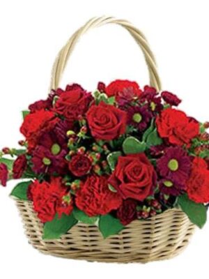 Eντυπωσιακό καλάθι με  κόκκινα τριαντάφυλλα και άλλα λουλούδια και φυλλώματα