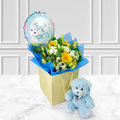 Υπέροχη σύνθεση λουλουδιών σε κουτί με μπαλόνι καί λούτρινο αρκουδάκι