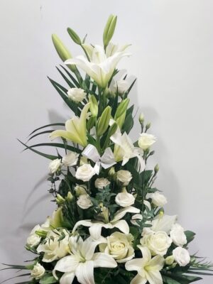 Μεγαλοπρεπής σύνθεση με λευκά λουλούδια για μνημόσυνο